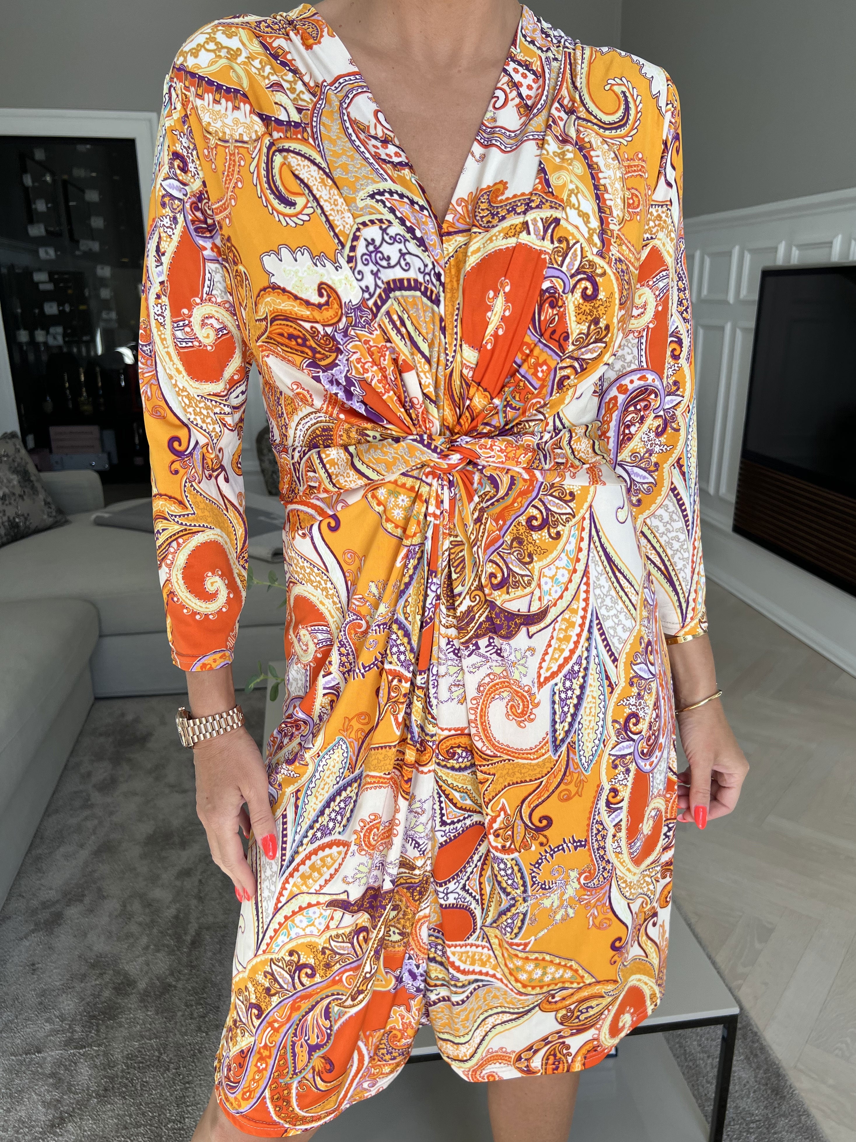 Inez - Elastisk mønstret kjole med knude ved brystet